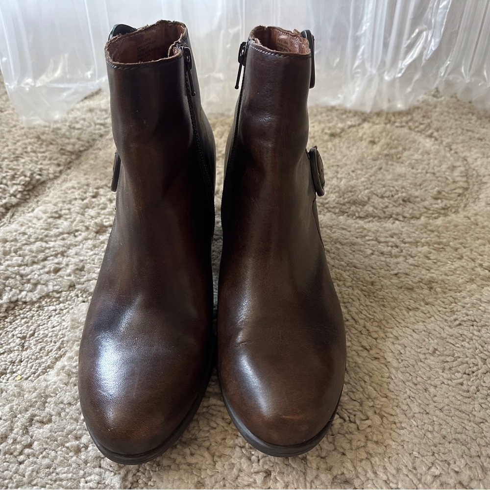 WOMENS size 8 BORN BOOTS